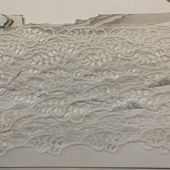 Lot of Lace - Picture 11 of 11